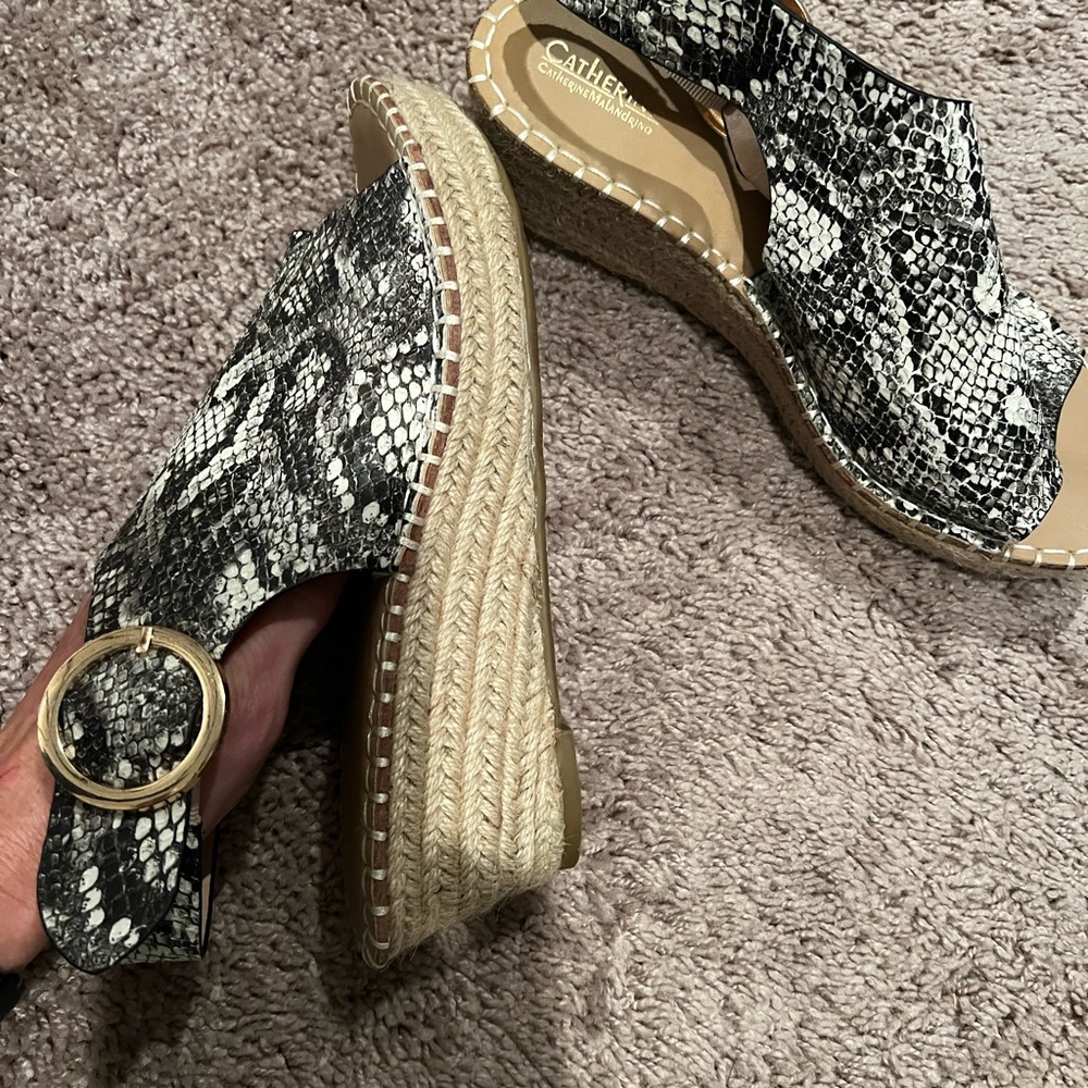 Snake skin wedge